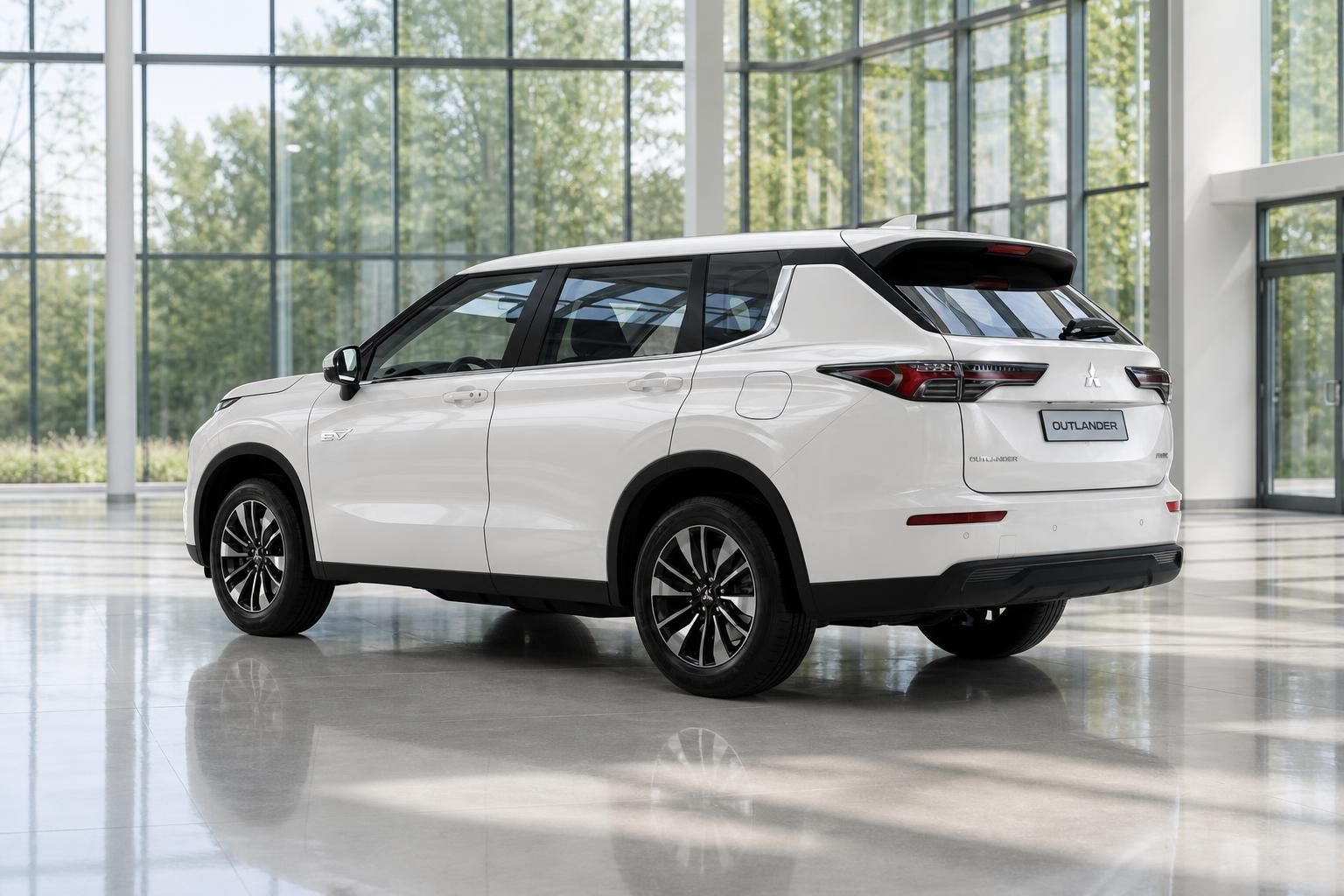 Mitsubishi Outlander weiss SUV Heckansicht in moderner Glashalle