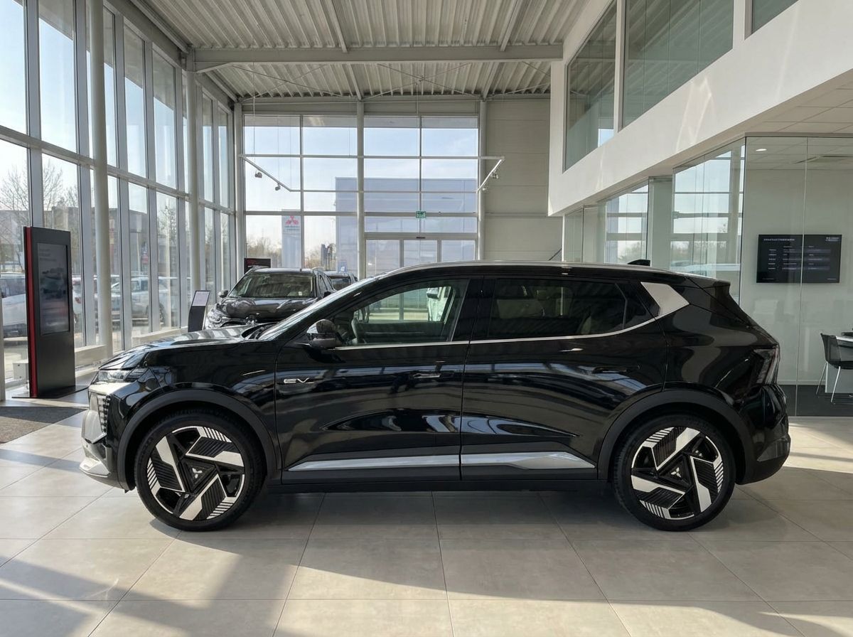 Schwarzer Mitsubishi ASX EV SUV in Autohaus-Ausstellungsraum, Seitenansicht