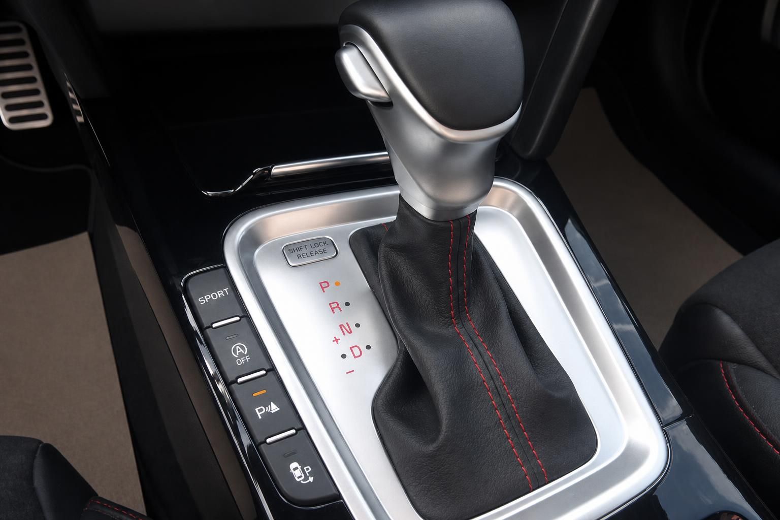 Automatikgetriebe Schaltknauf mit Sport-Modus und Fahrmodus-Tasten im Fahrzeug-Innenraum
