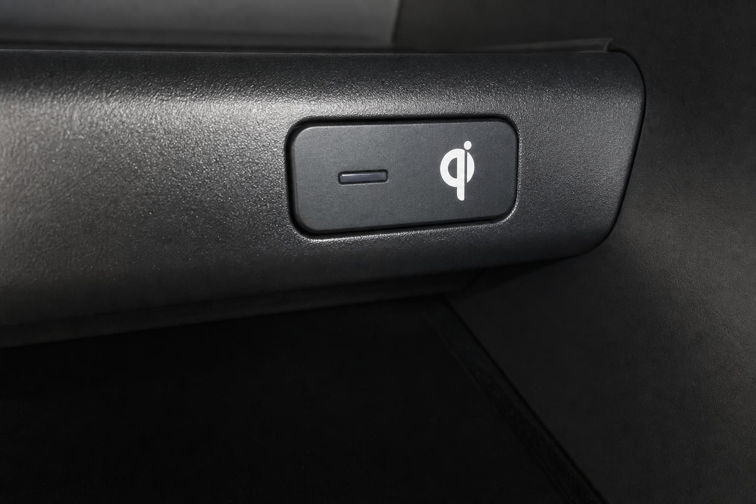 Wireless Charging Pad Qi-Symbol für kabelloses Laden im Auto Mittelkonsole