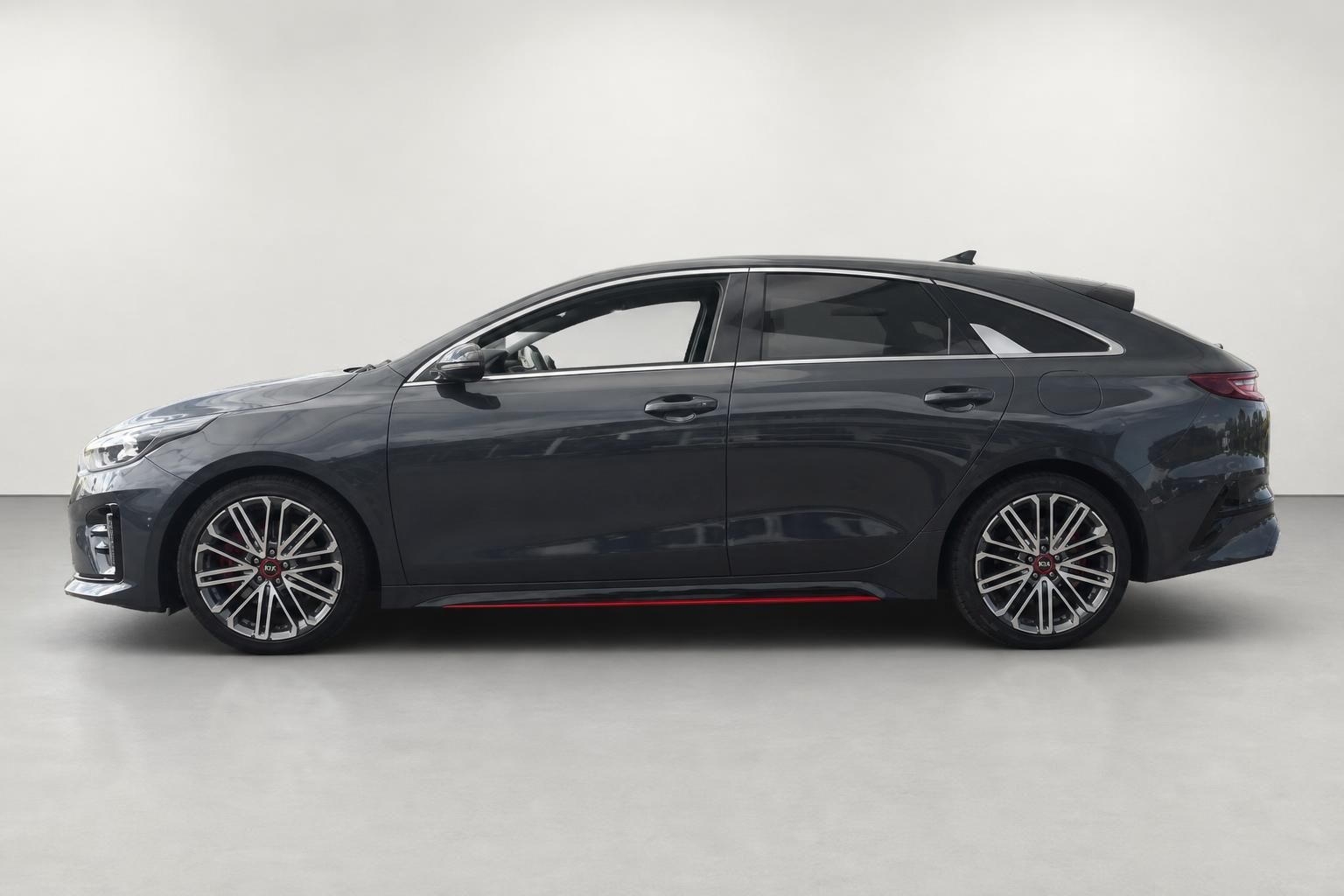 Kia ProCeed GT grau metallic Seitenansicht mit Sportfelgen und roten Akzenten