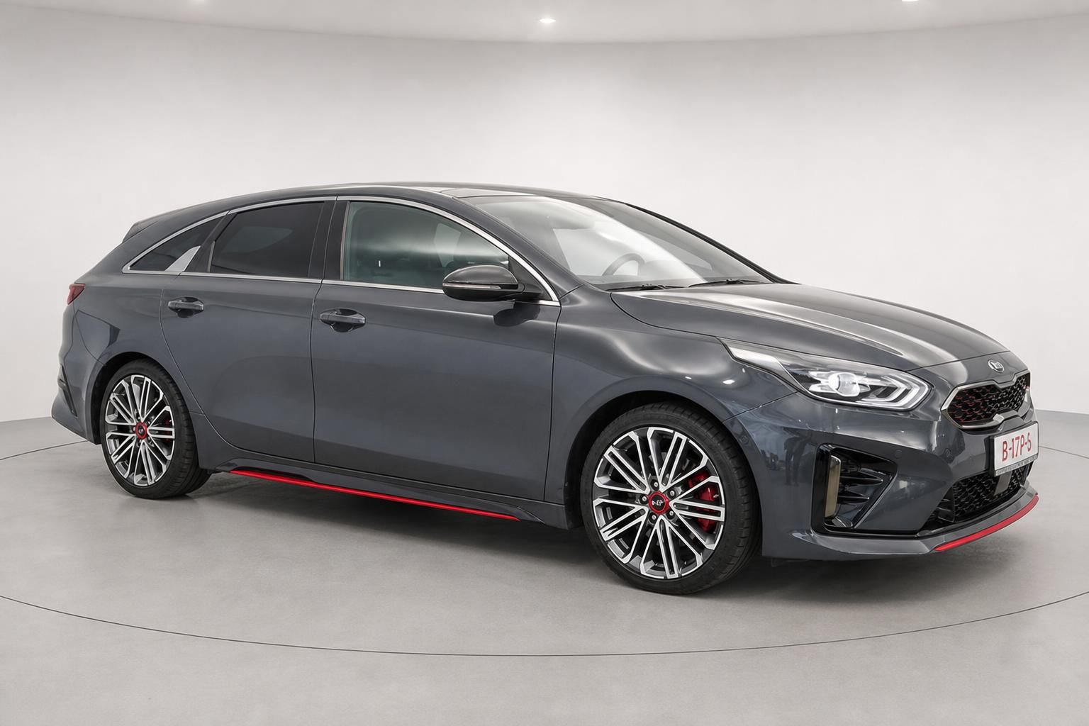 Kia ProCeed GT Shooting Brake grau Seitenansicht mit Sportfelgen auf Drehbühne