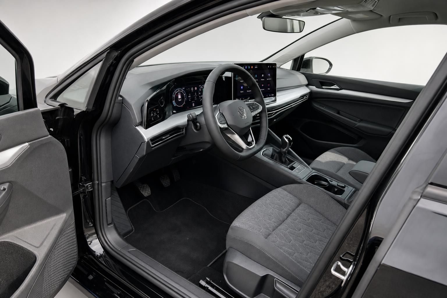 VW Golf Innenraum Cockpit mit Lenkrad und digitalem Display