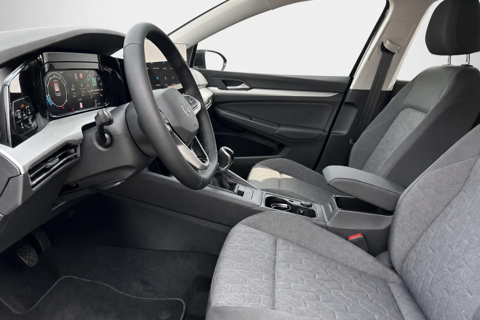 VW Innenraum: Cockpit mit Lenkrad, Digital-Tacho und Vordersitzen in Grau
