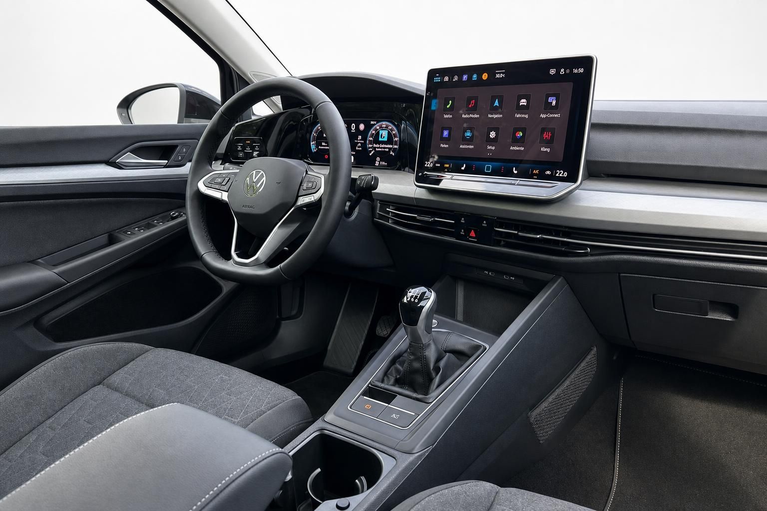 VW Cockpit mit Touchscreen-Infotainment und Lenkrad, Innenansicht