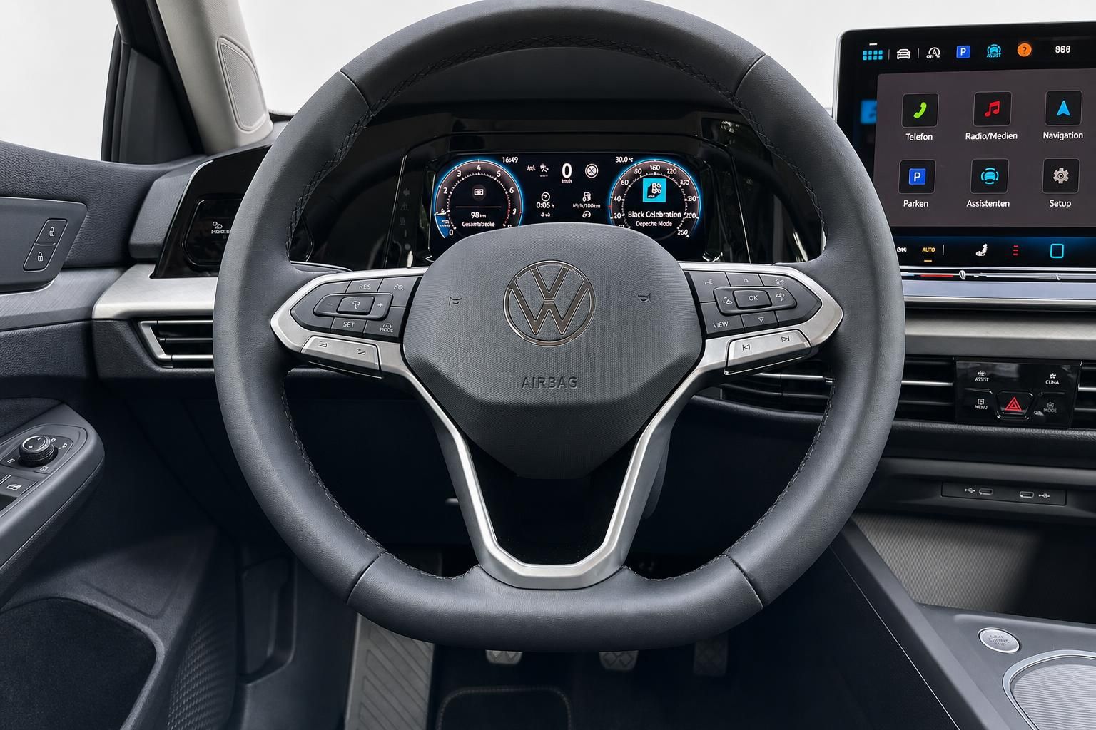 VW Lenkrad Nahaufnahme mit digitalem Tacho und Infotainment-Display