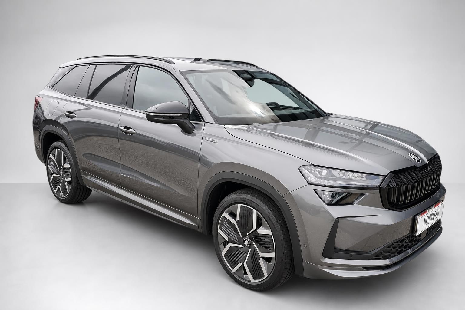 Skoda Kodiaq SUV in Grau, Frontansicht schraeg, Neuwagen im Studio