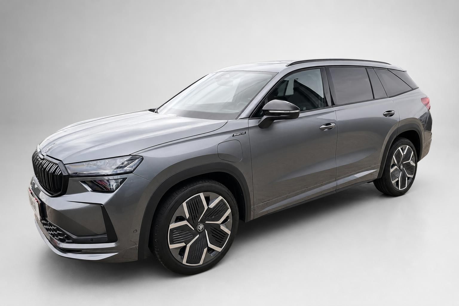 Skoda Kodiaq SUV Grau Seitenansicht schraeg von vorne, Neuwagen