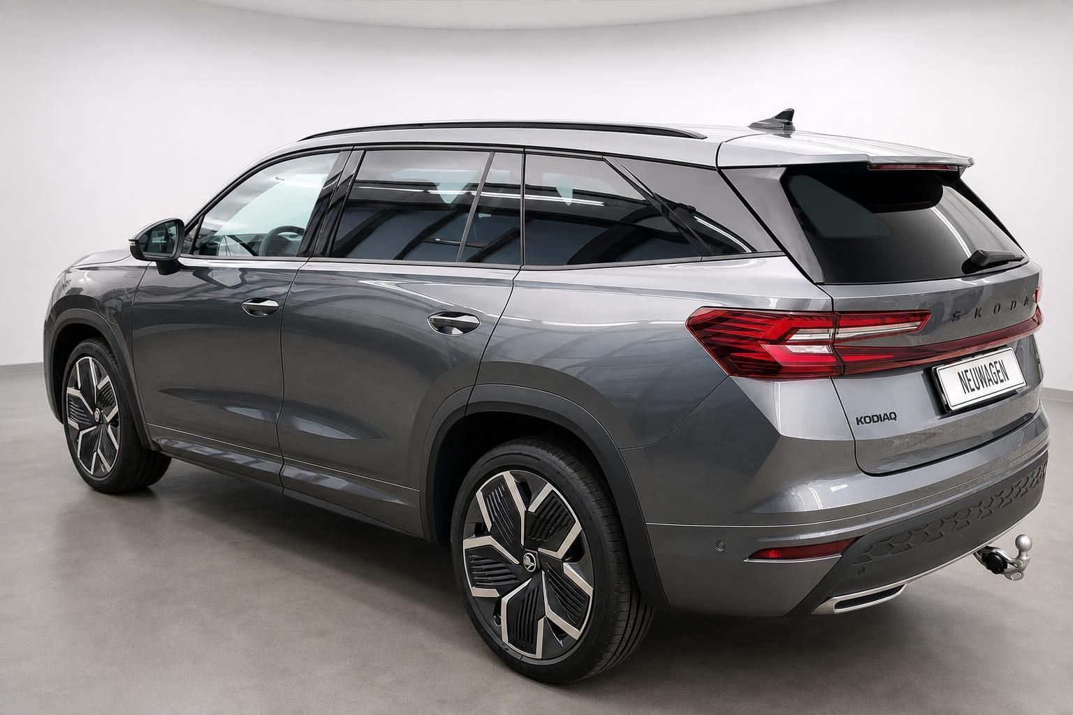 Skoda Kodiaq SUV Grau Heckansicht schraeg mit Anhaengerkupplung