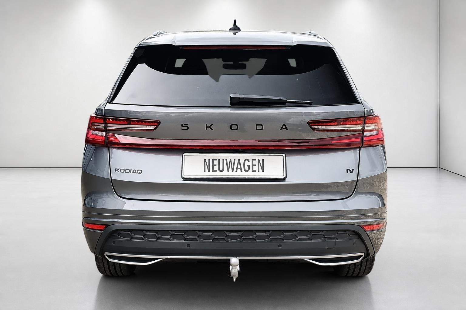 Skoda Kodiaq Neuwagen Heckansicht in Grau mit Anhaengerkupplung