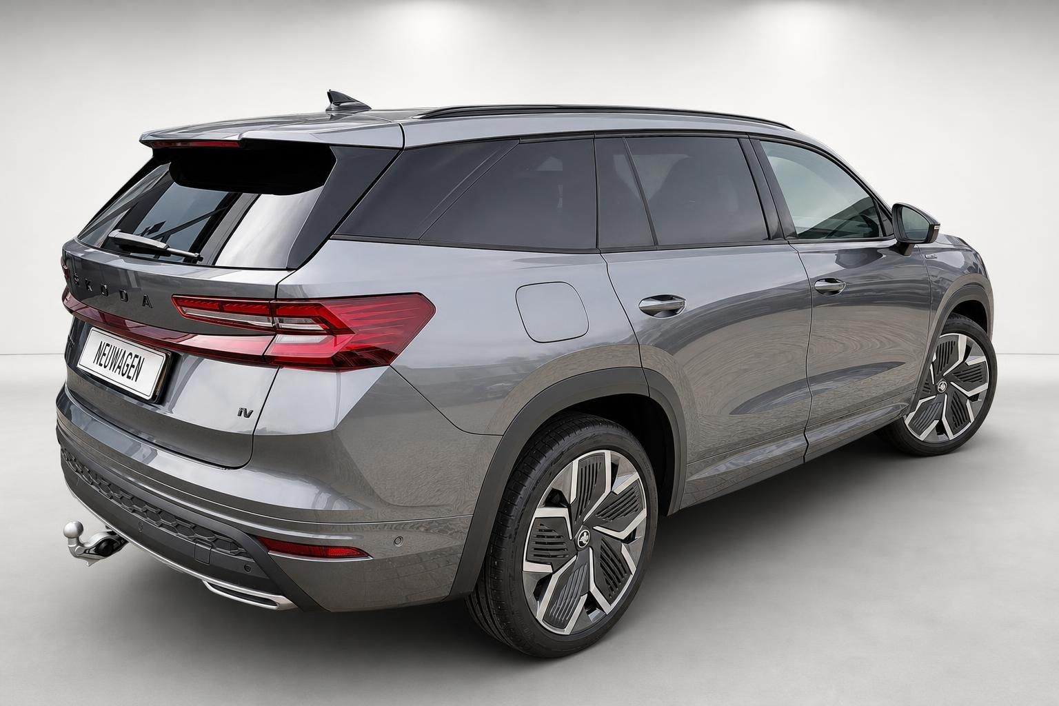 Skoda Kodiaq Neuwagen Heck-Seitenansicht in Grau mit Leichtmetallfelgen