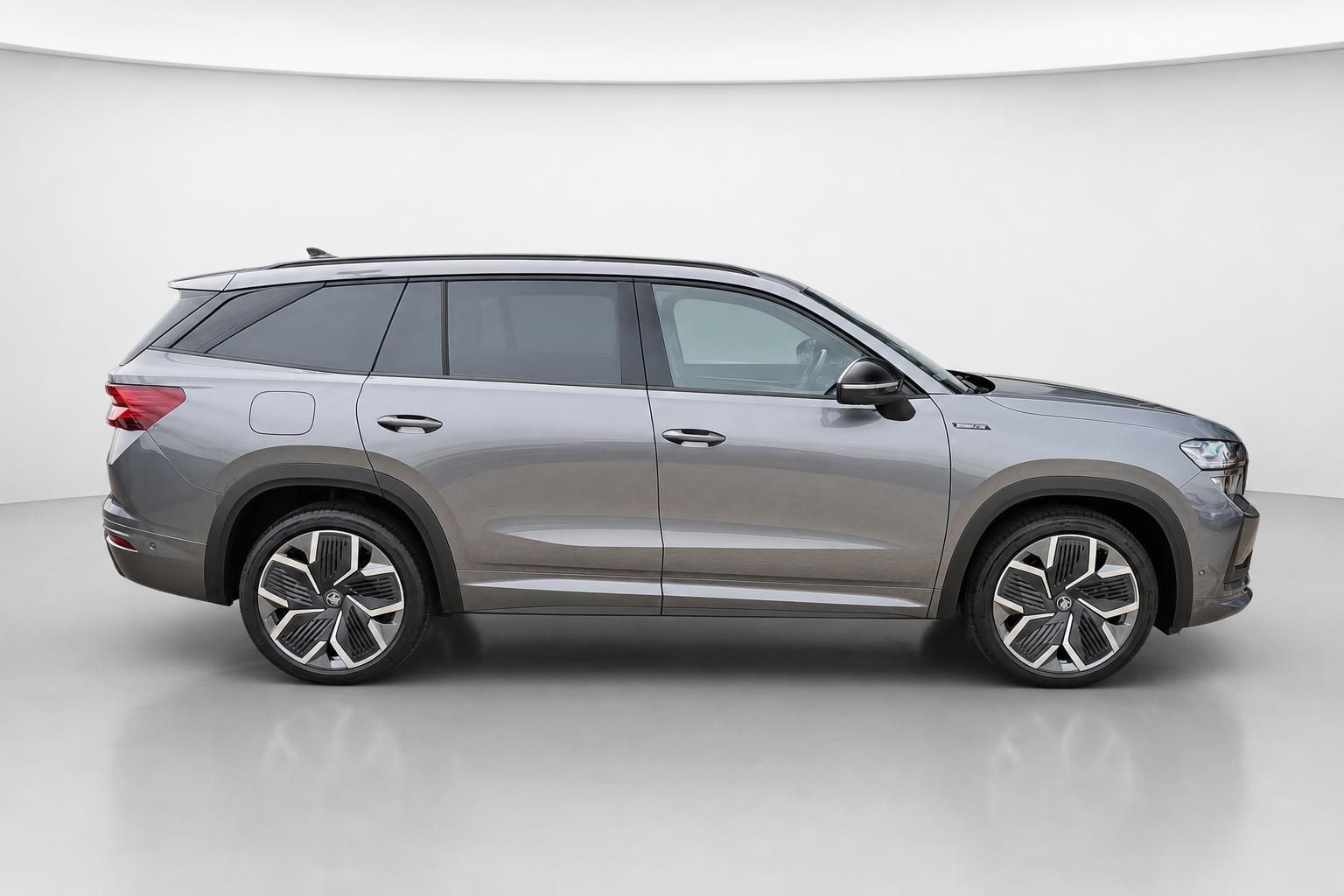 Skoda Kodiaq Neuwagen Seitenansicht in Grau-Metallic Studioaufnahme