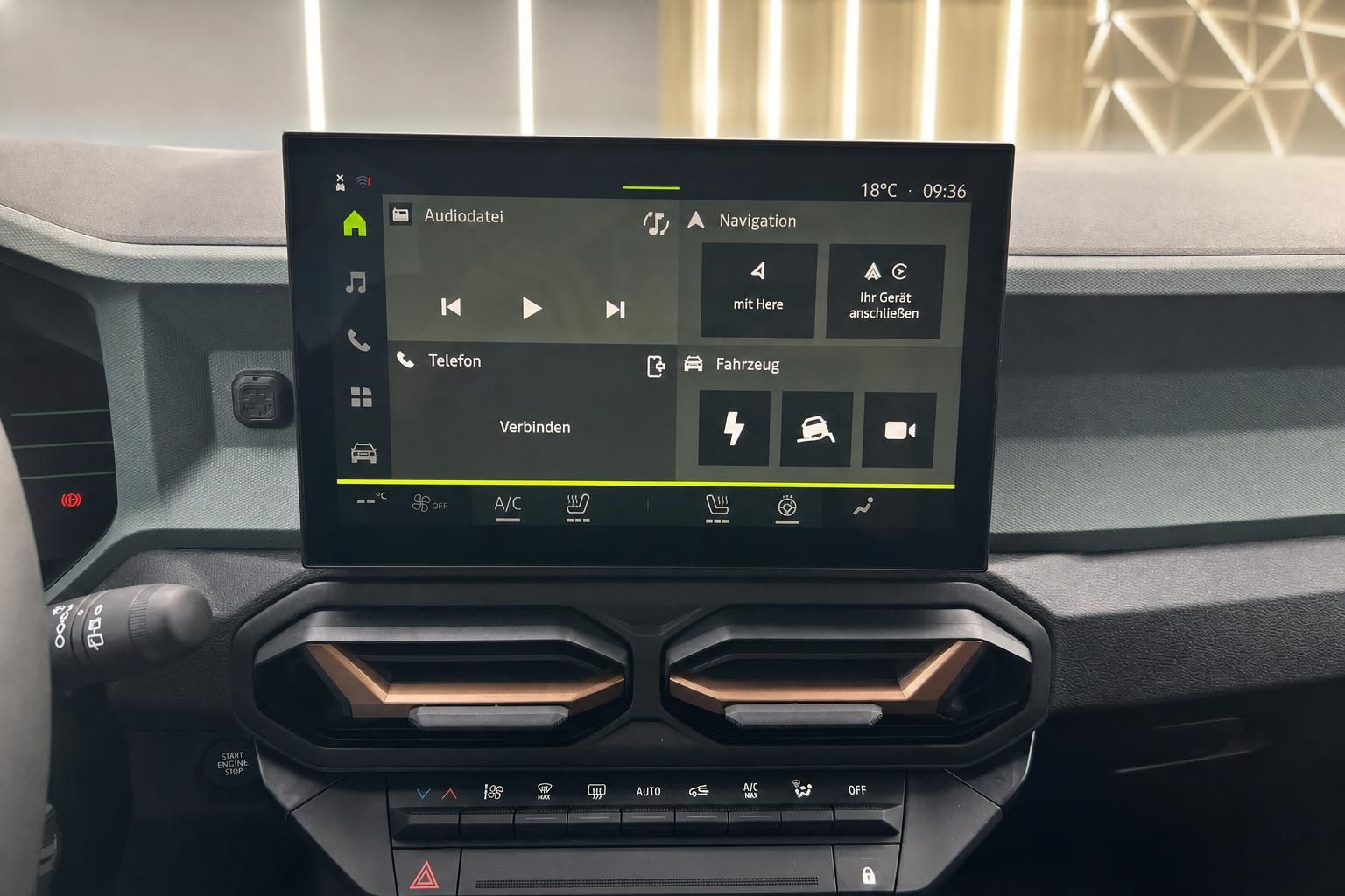 Dacia Infotainment Touchscreen mit Navigation und Klimabedienung