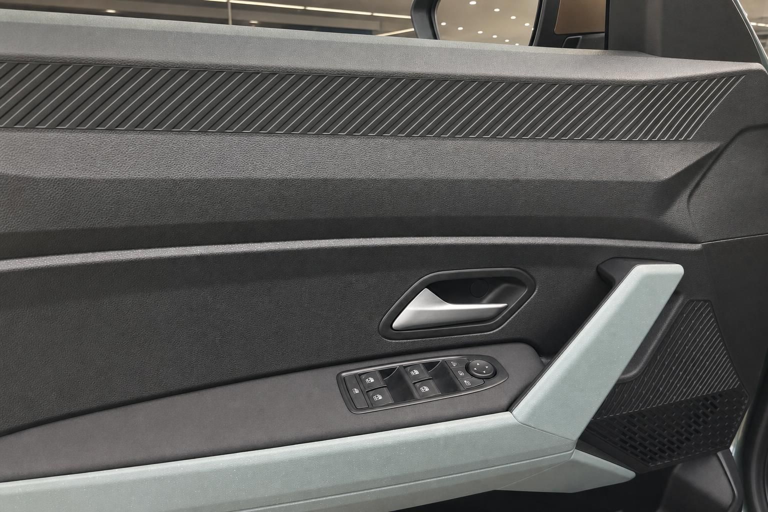 Dacia Türverkleidung mit Fensterhebern und Türgriff im Detail