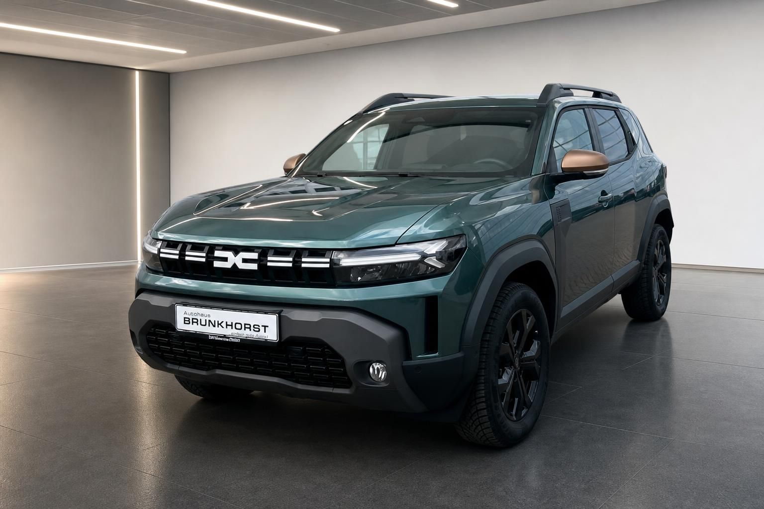 Dacia Duster in Gruen, Frontansicht schraeg im Autohaus