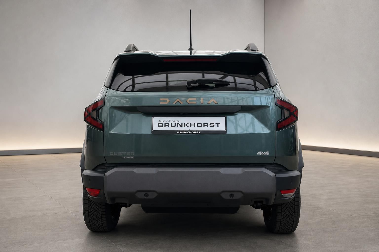 Dacia Duster Hybrid 4x4 in Gruen, Heckansicht im Studio