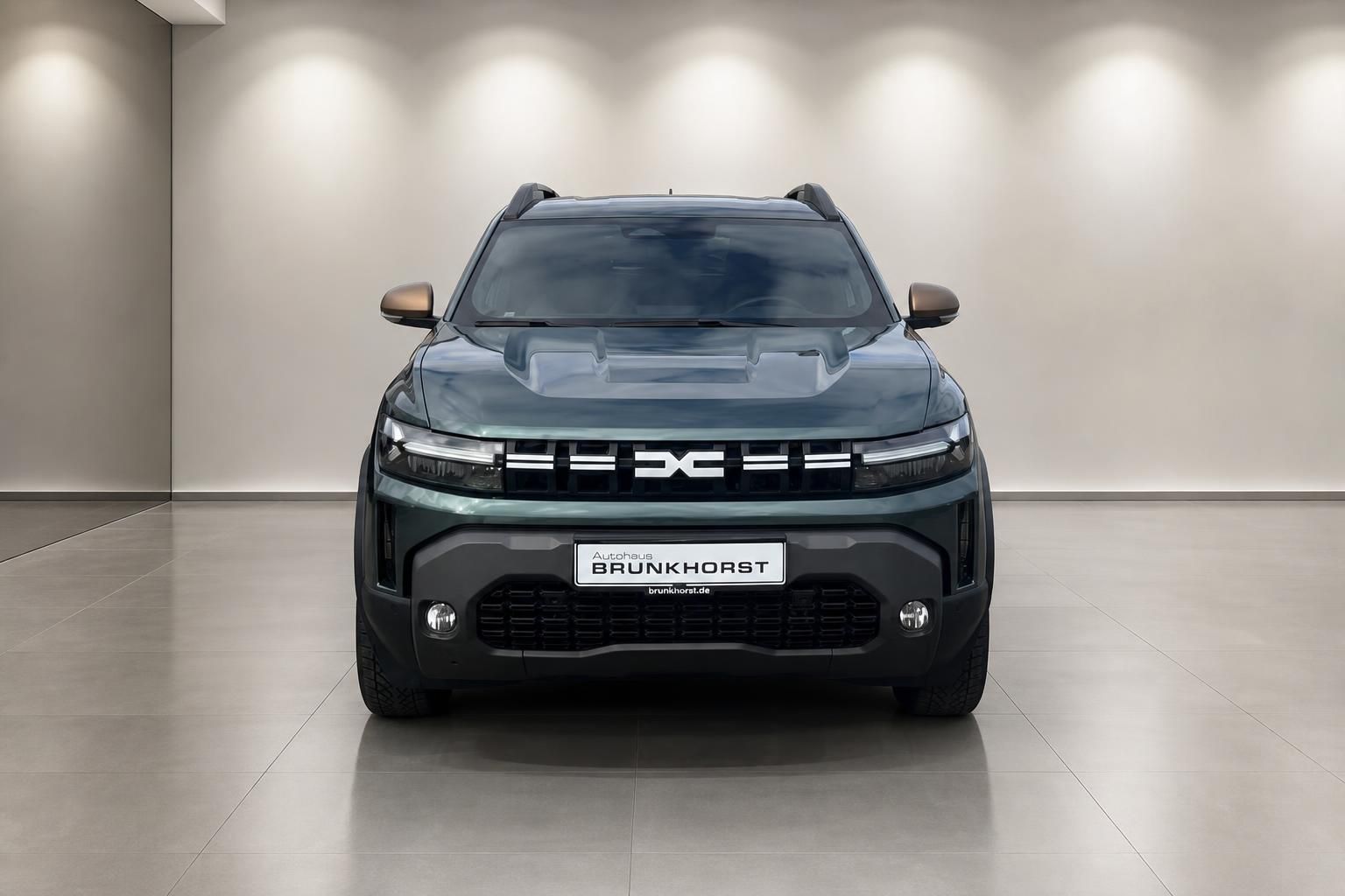 Dacia Duster Frontansicht in Gruen, Studioaufnahme