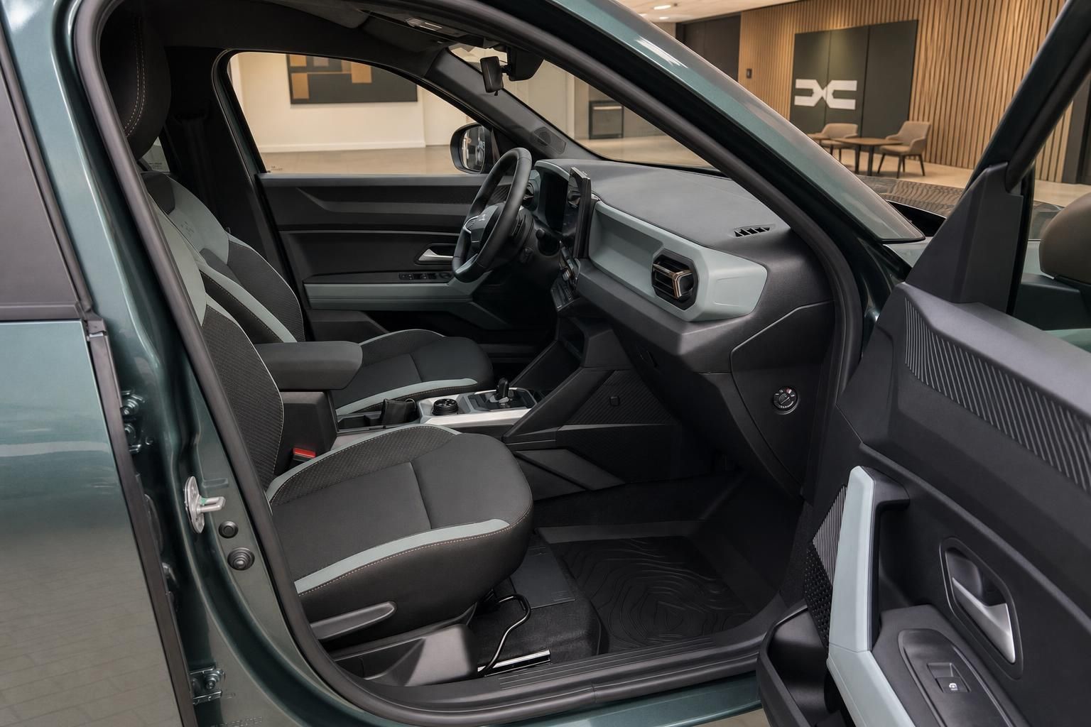 Dacia Innenraum Vordersitze und Armaturenbrett bei geöffneter Tür