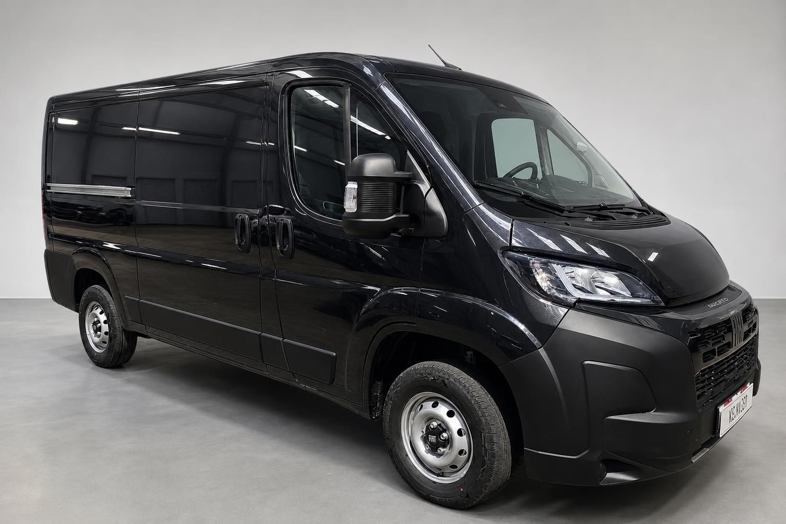 Fiat Ducato schwarz Frontansicht Kastenwagen im Fotostudio