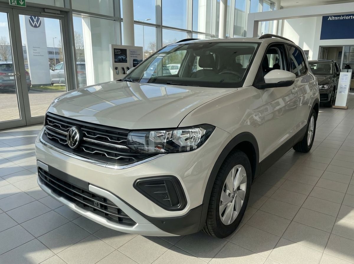 Weißer Volkswagen T-Cross SUV im VW-Autohaus Showroom, Frontansicht