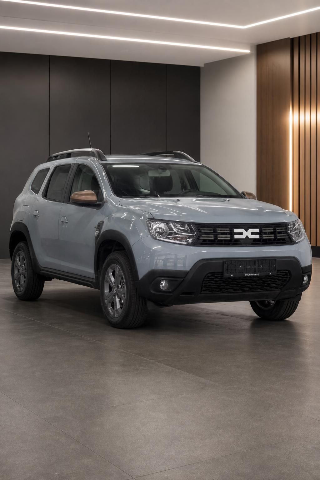 Dacia Duster SUV grau metallic Schrägansicht im Showroom