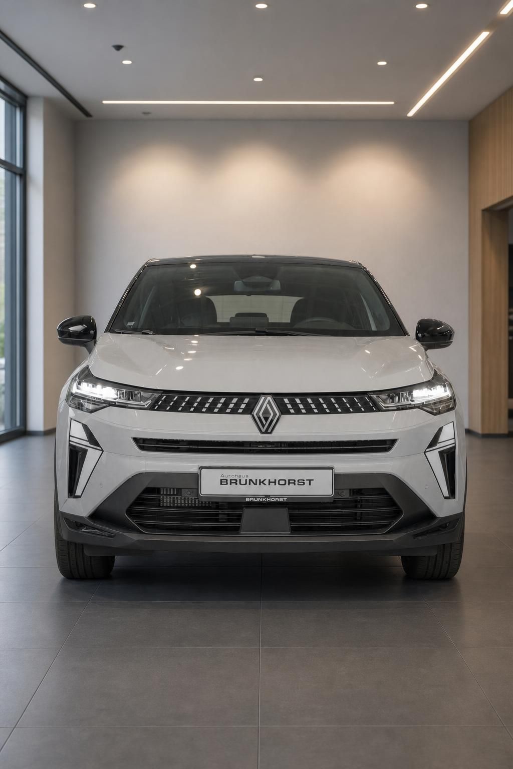 Renault Fahrzeug weiß Frontansicht im modernen Autohaus