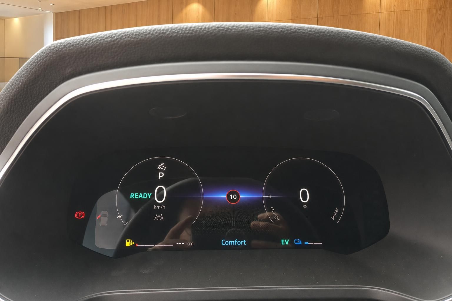 Digitales Kombiinstrument mit Tachoanzeige und Ladestand im Fahrzeugcockpit