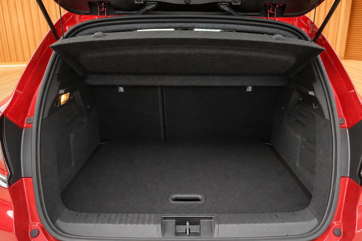 Offener Kofferraum eines roten Renault mit viel Ladevolumen