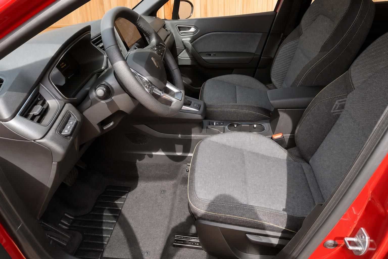 Vordersitze und Cockpit im Innenraum eines roten Renault
