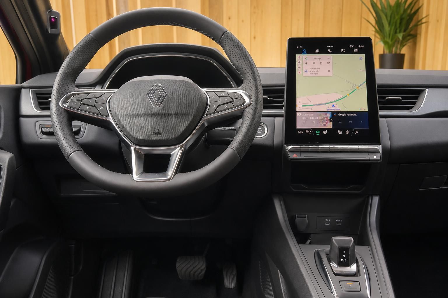 Lenkrad und Infotainment-Display mit Navigation im Renault Cockpit
