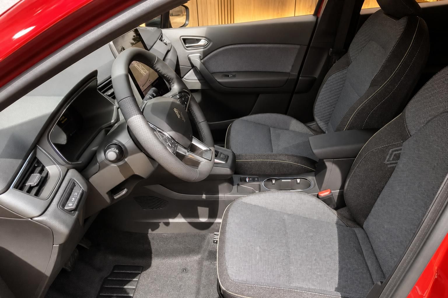 Renault Captur Innenraum Vordersitze und Lenkrad Detailansicht
