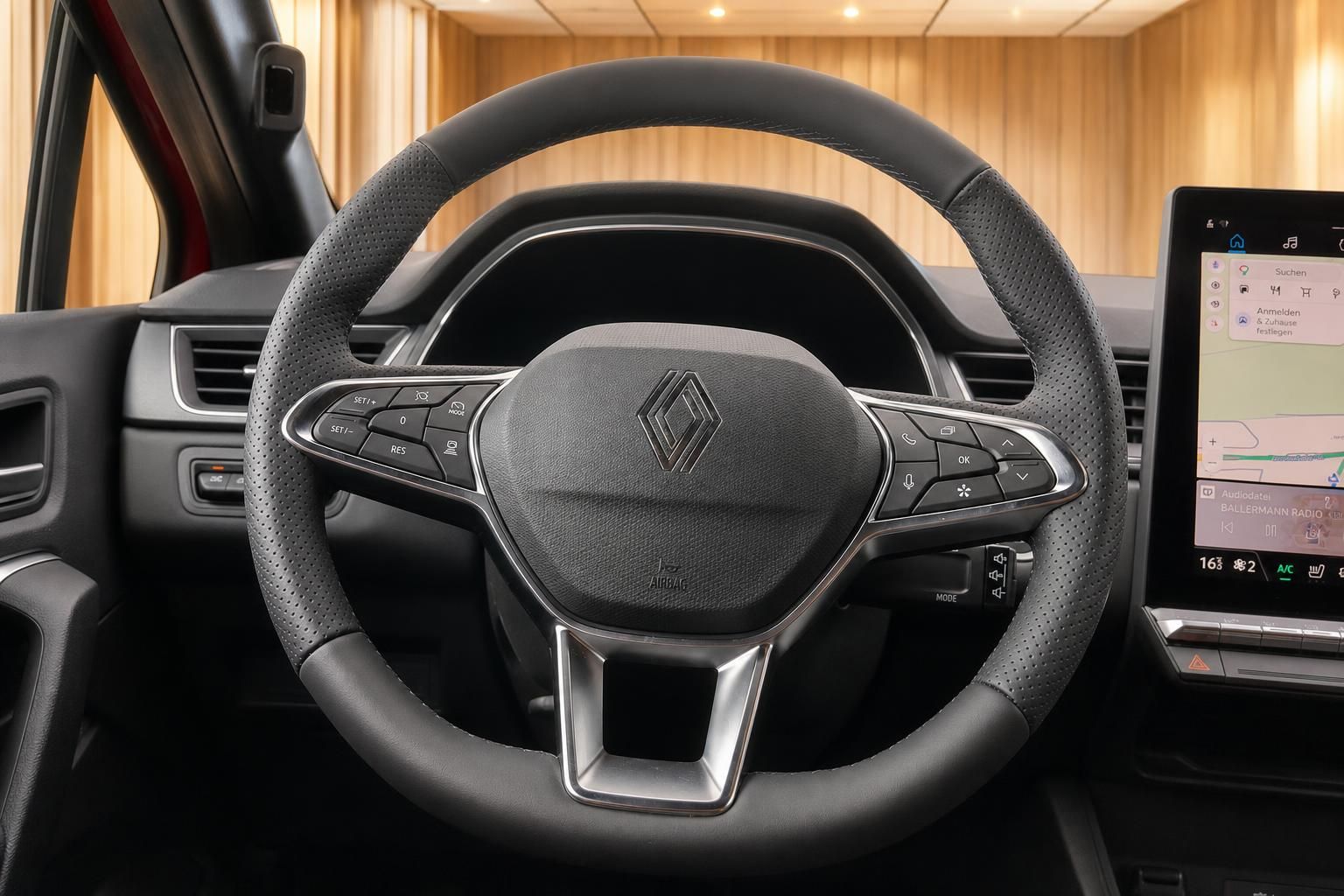 Renault Lenkrad mit Multifunktionstasten und Touchscreen im Innenraum
