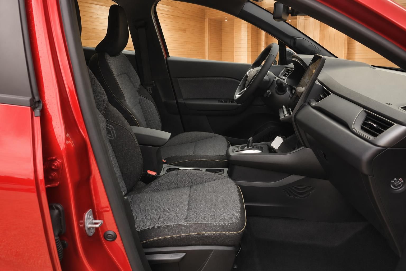 Vordersitze und Cockpit eines roten Renault von der Fahrertür aus