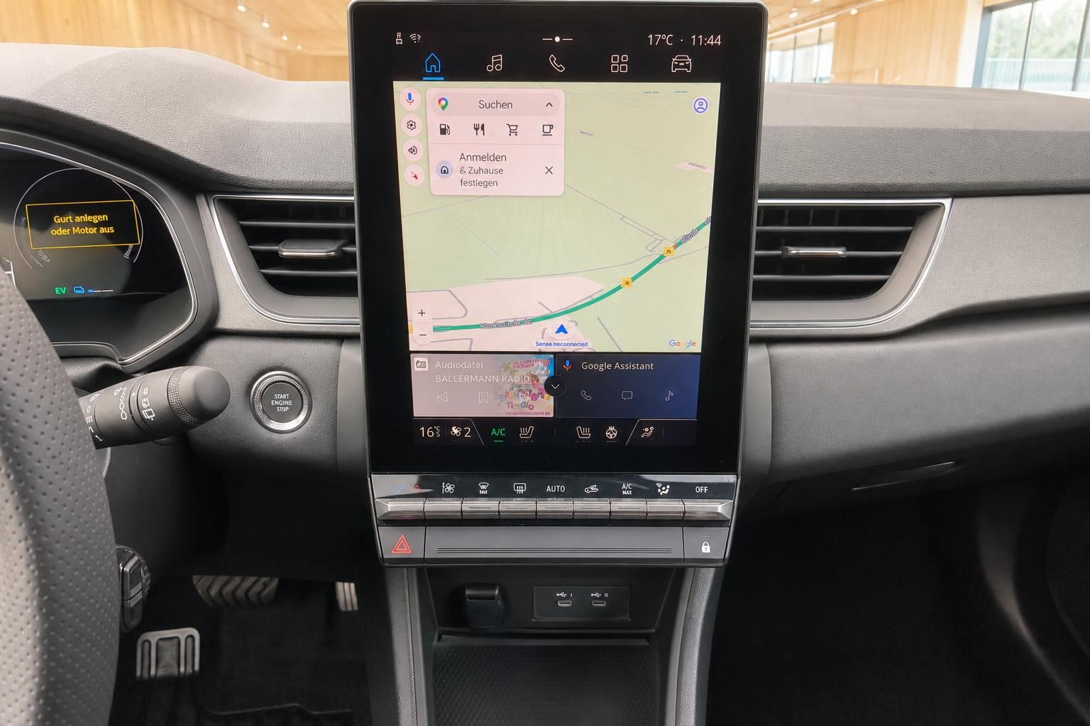 Zentrales Infotainment-Display mit Navigation im Renault Cockpit