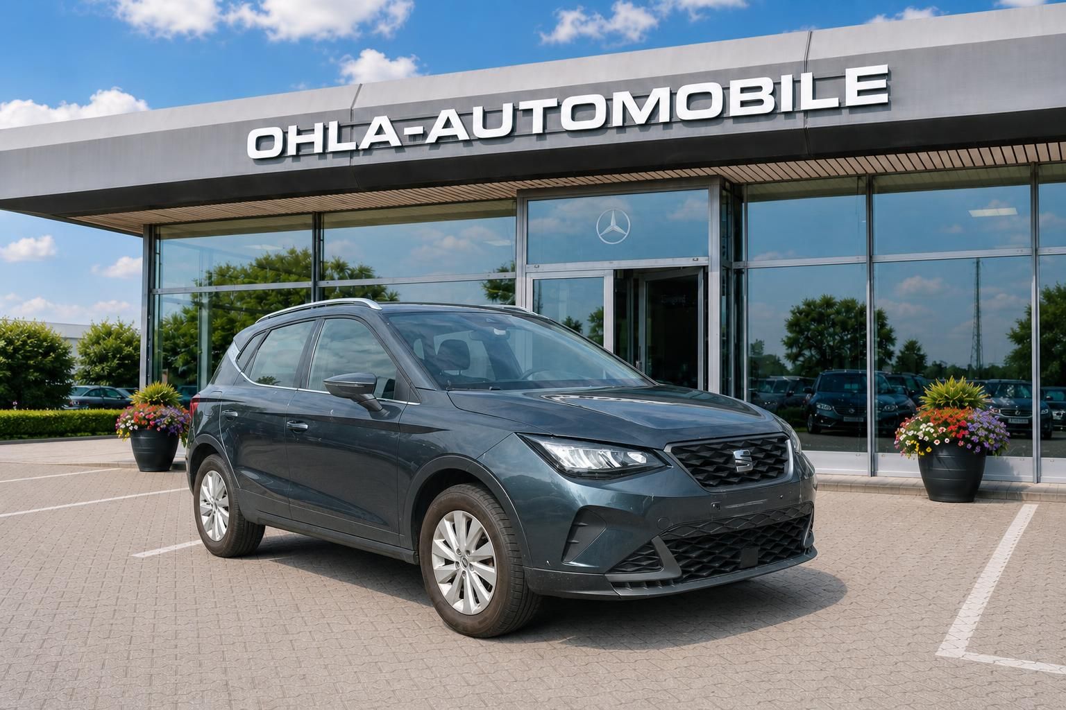 Seat Arona Kompakt-SUV grau in Frontansicht beim Autohaus
