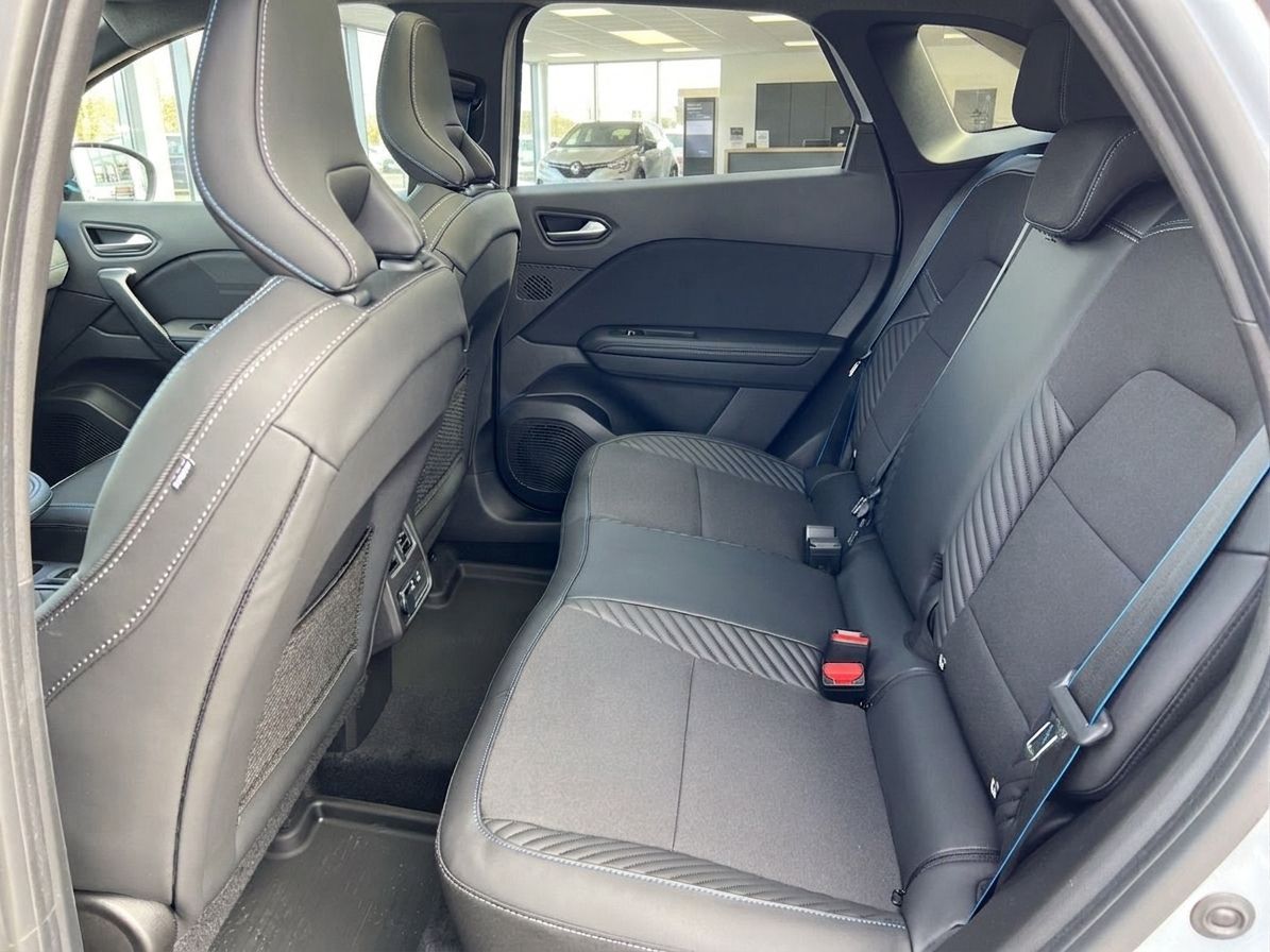 Renault Rücksitzbank mit grauer Polsterung und Sicherheitsgurten