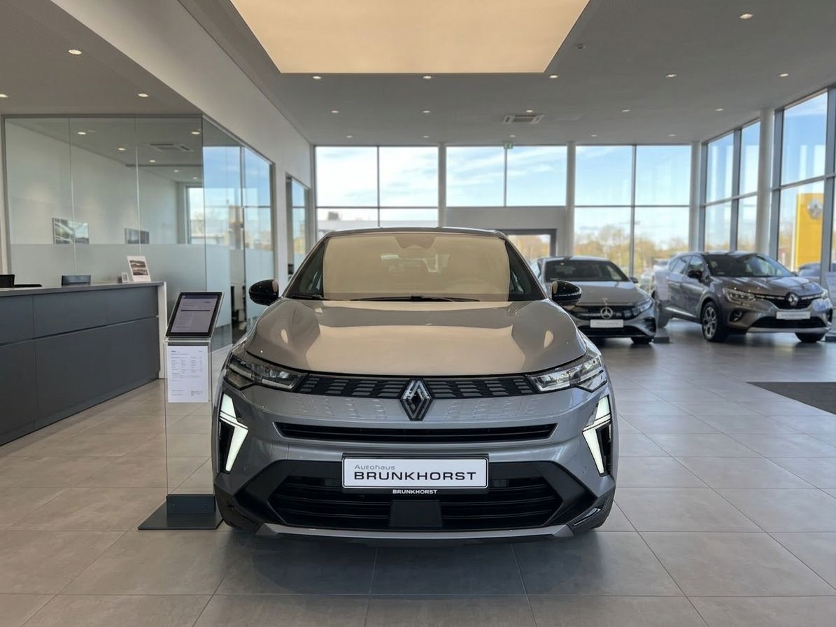 Renault Symbioz Frontansicht silber im Showroom - moderne Scheinwerfer und Kühlergrill