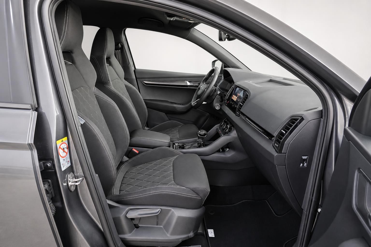 Skoda Karoq Innenraum mit schwarzen Sportsitzen und Cockpit
