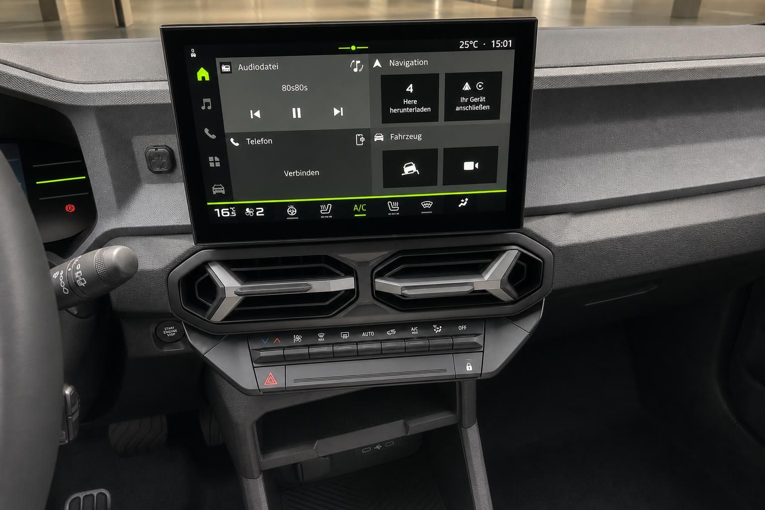 Zentrales Touchscreen-Display mit Klimabedienung im Cockpit