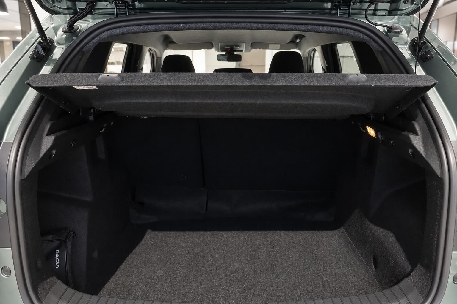 Dacia Kofferraum mit umgeklapptem Gepäckabdeckung und Ladefläche