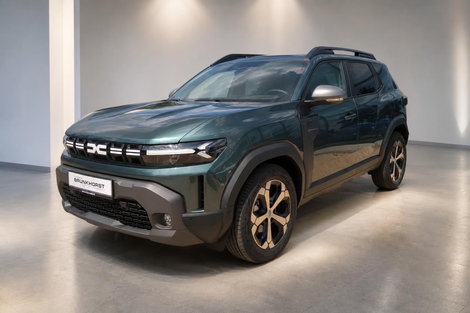 Dacia Duster grün Seitenansicht vorne im Showroom