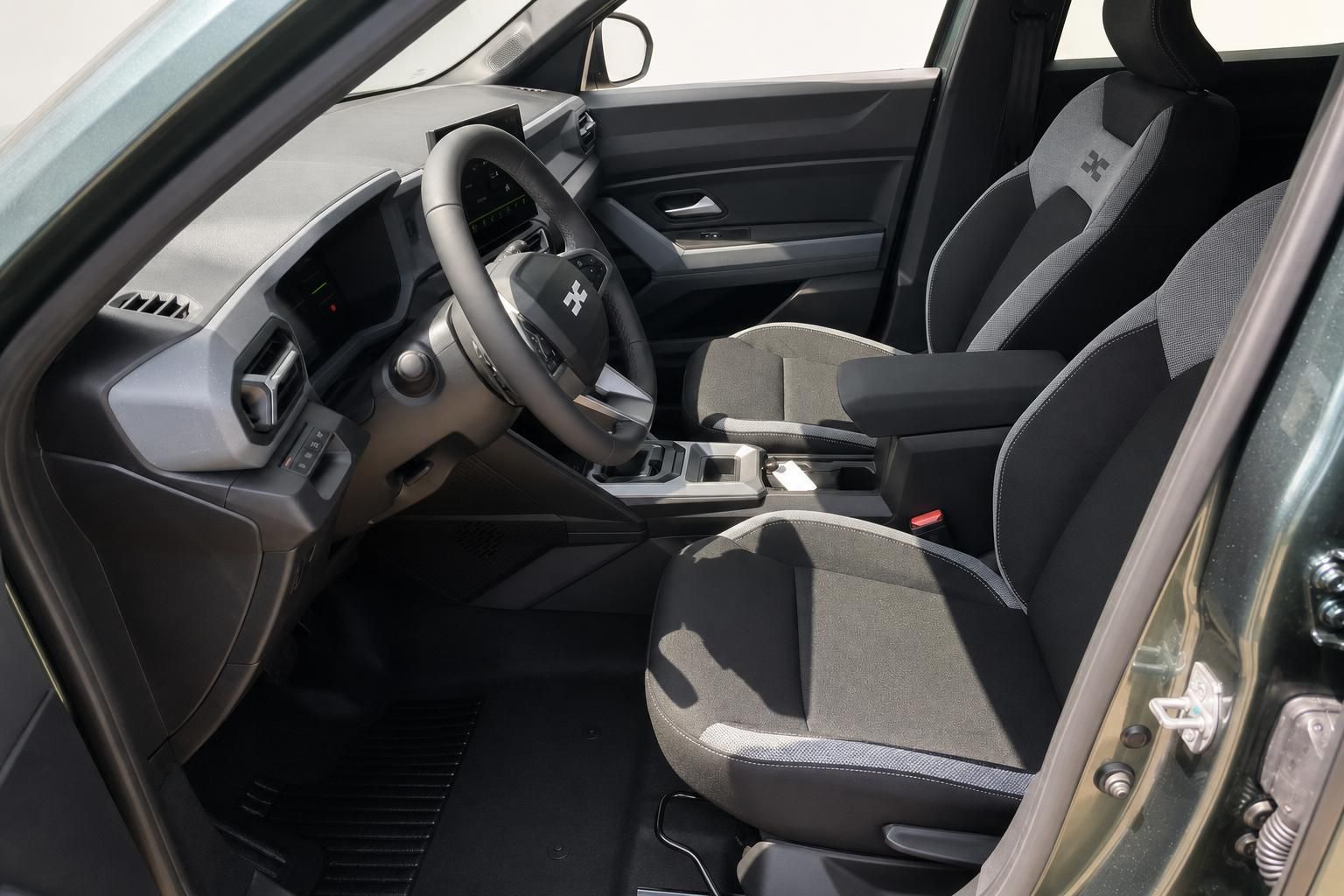Dacia Duster Innenraum Vordersitze und Cockpit Detail