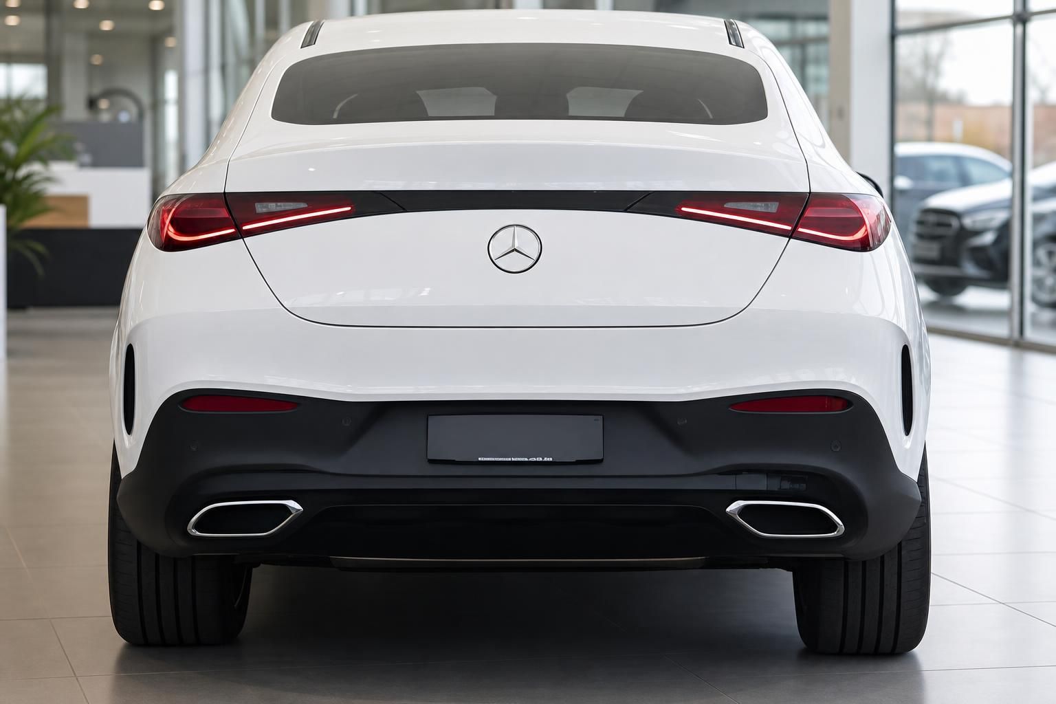 Mercedes-Benz GLC Coupé weiß, Heckansicht im Autohaus