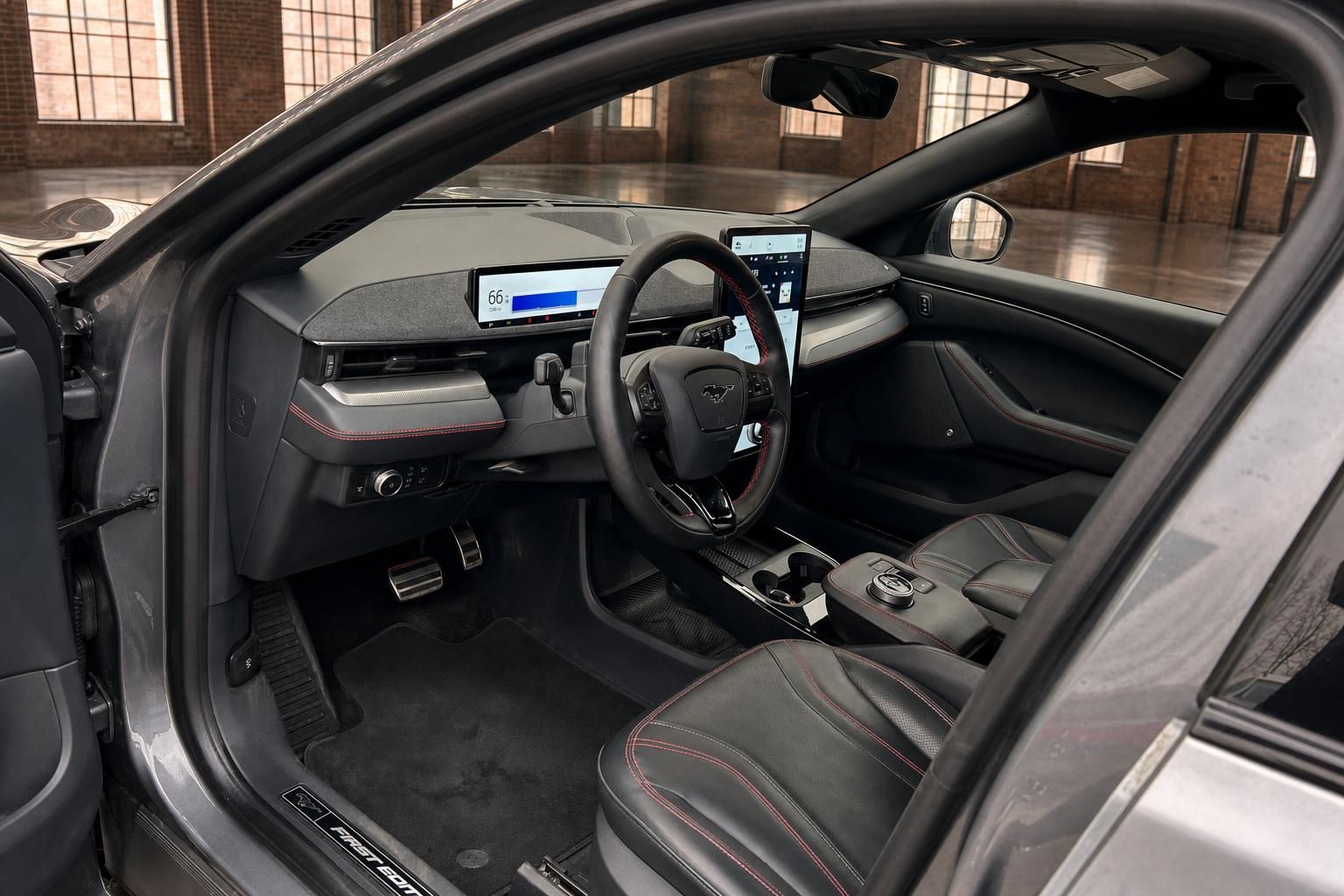 Ford Mustang Mach-E Innenraum mit Cockpit und Lederausstattung