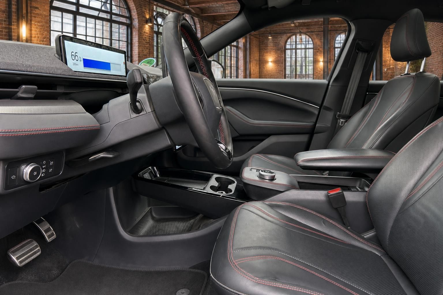 Ford Mustang Mach-E Cockpit mit Ledersitzen und Mittelkonsole