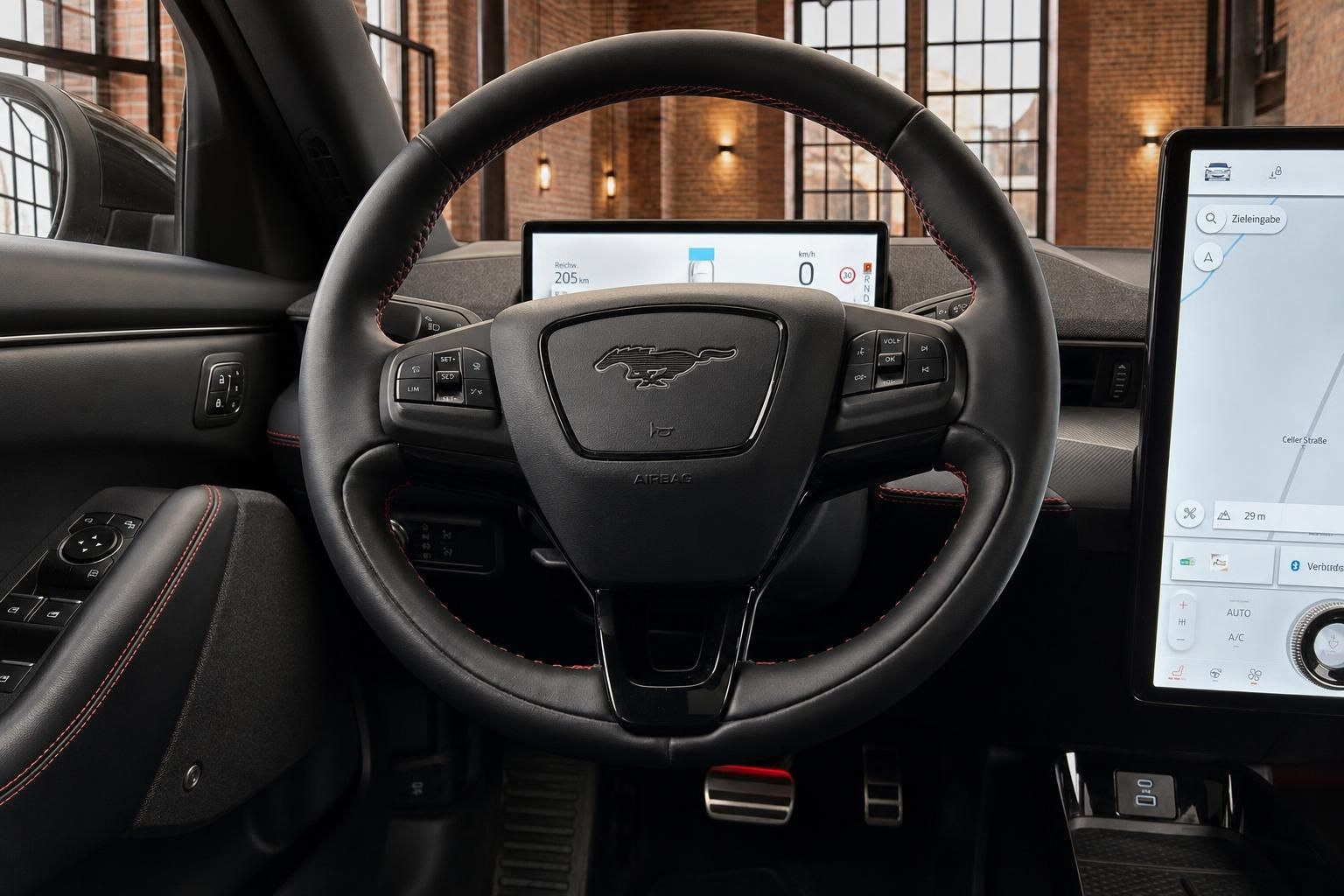 Ford Mustang Mach-E Lenkrad mit Pony-Logo und Digitaldisplay