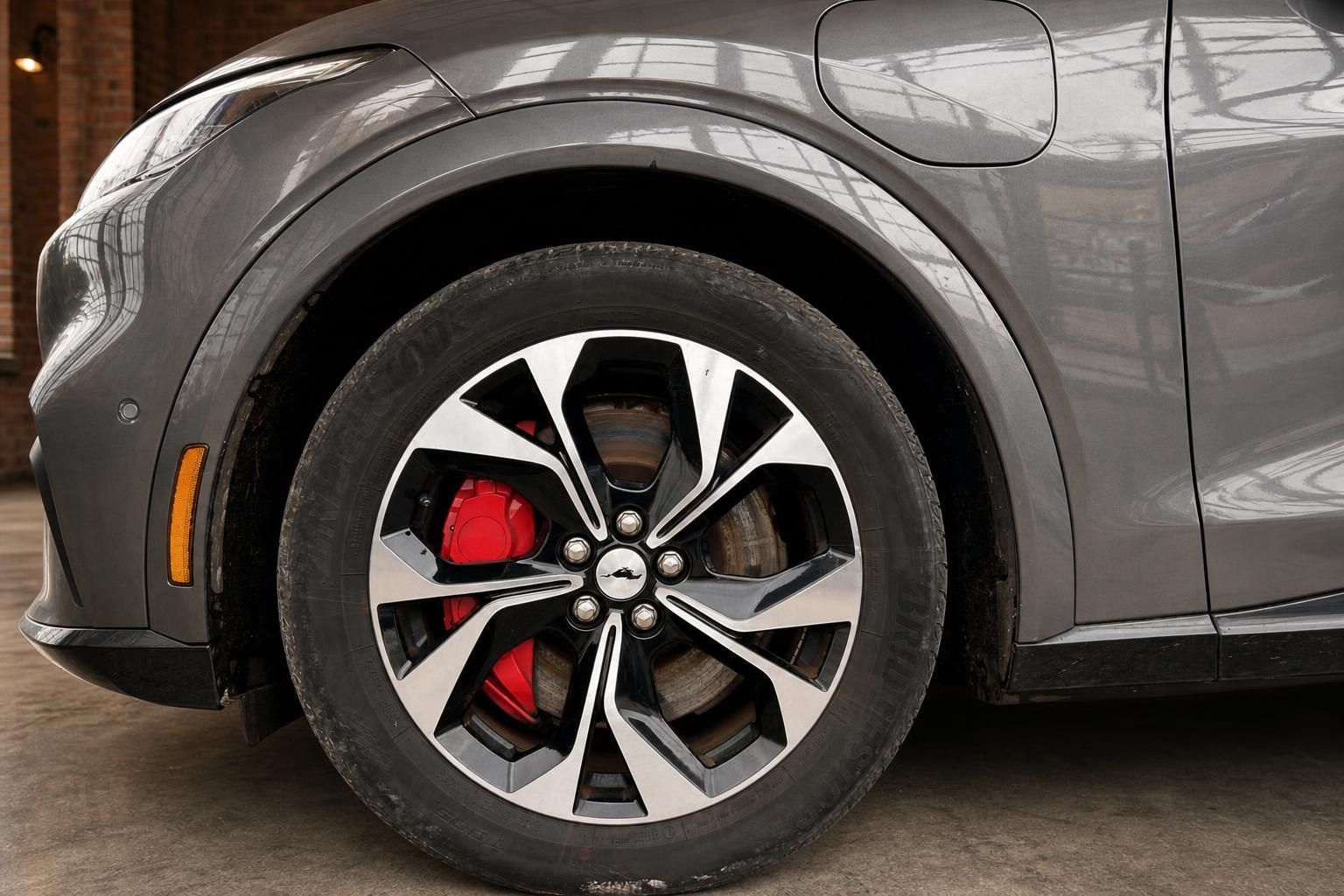 Ford Mustang Mach-E Detailansicht Leichtmetallfelge mit roter Bremssattel