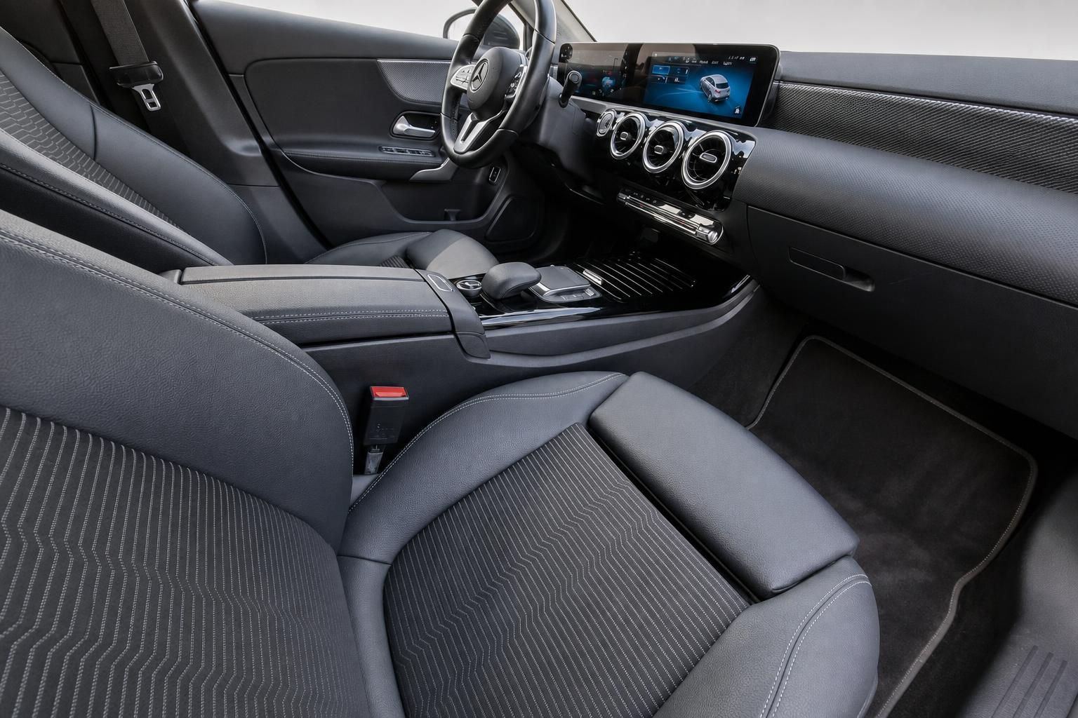 Mercedes-Benz Innenraum mit schwarzen Lederbezuegen und Cockpit-Ansicht