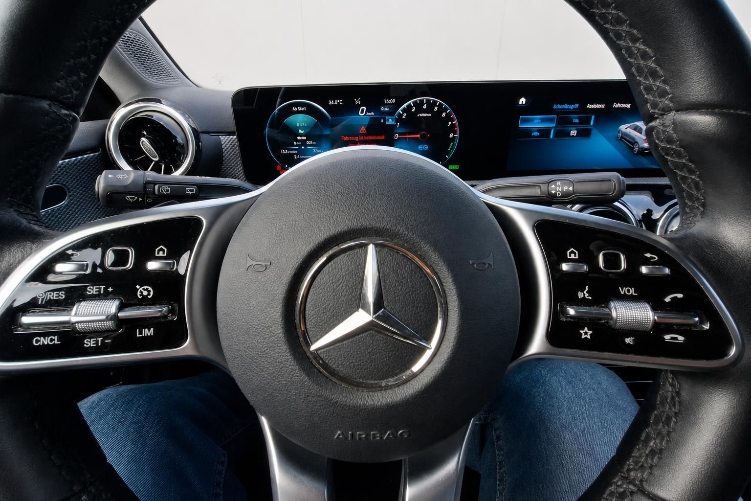 Mercedes-Benz Lenkrad mit Bedienelementen und Digitaltacho im Cockpit