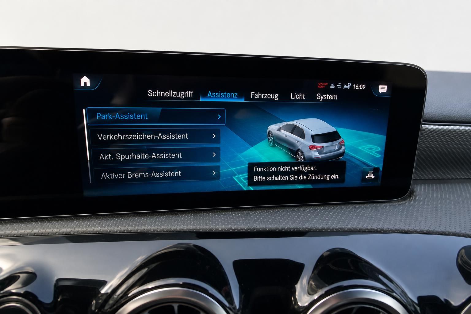 Mercedes-Benz Multimediadisplay mit Fahrassistenz-Menue und Fahrzeuggrafik